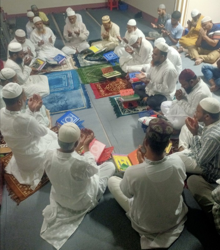 পটুয়াখালীতে সর্বপ্রথম নির্মিত পুরাতন মসজিদে ১৩ জন বয়স্ক শিক্ষার্থীদের কুরআনের সবক গ্রহন