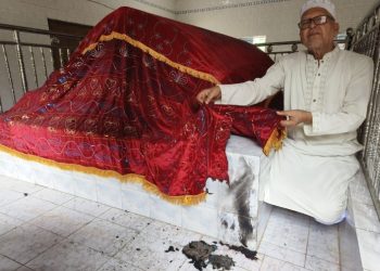 আমতলীতে ইসমাইল শাহ্ মাজারে আগুন দেওয়ার চেষ্টা, পুড়ে গেছে পীরের কবরের গিলাফের একাংশ।