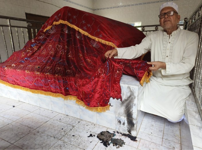 আমতলীতে ইসমাইল শাহ্ মাজারে আগুন দেওয়ার চেষ্টা, পুড়ে গেছে পীরের কবরের গিলাফের একাংশ।