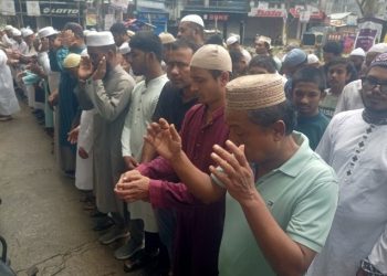 পটুয়াখালীর সাংস্কৃতিক সংগঠক গাজী মঈন উদ্দিন টারজনের জানাজায় মানুষের ঢল