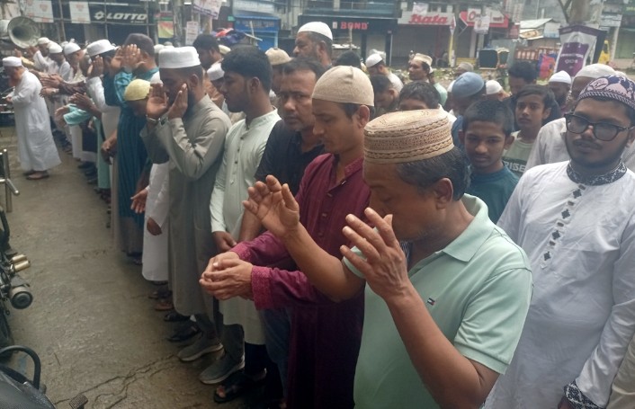 পটুয়াখালীর সাংস্কৃতিক সংগঠক গাজী মঈন উদ্দিন টারজনের জানাজায় মানুষের ঢল