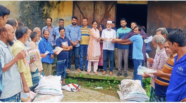 কাউখালীতে কৃষকের মাঝে বিনামূল্যে সবজির বীজ ও সার বিতরণ, অসময়ে সবজি উৎপাদনে বাড়বে উৎসাহ
