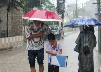 ৬ দিনের ভারী বর্ষণে ডুবেছে নিম্নাঞ্চল; বহাল ৩ নম্বর সতর্ক সংকেত