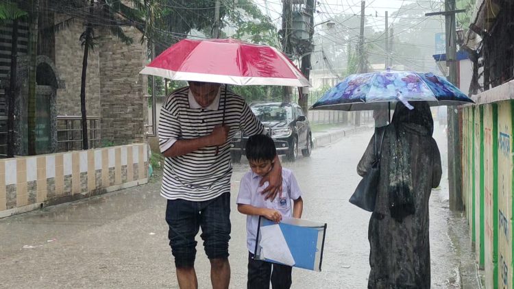৬ দিনের ভারী বর্ষণে ডুবেছে নিম্নাঞ্চল; বহাল ৩ নম্বর সতর্ক সংকেত