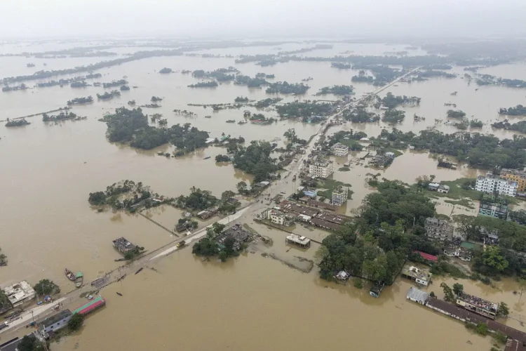 বন্যার তাণ্ডবে ৭ জেলা বিপর্যস্ত, প্রাণ গেল ৫৪ জনের