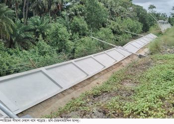 আবারও ধসে পড়ল পায়রা বন্দরের আবাসিক এলাকার সীমানা প্রাচীর