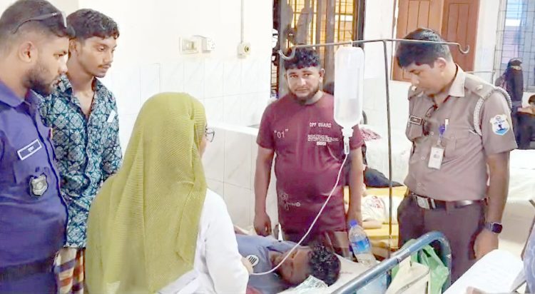 বঙ্গোপসাগরে মাছ ধরার ট্রলারে ডাকাতের তান্ডব ১২ জেলে আহত
