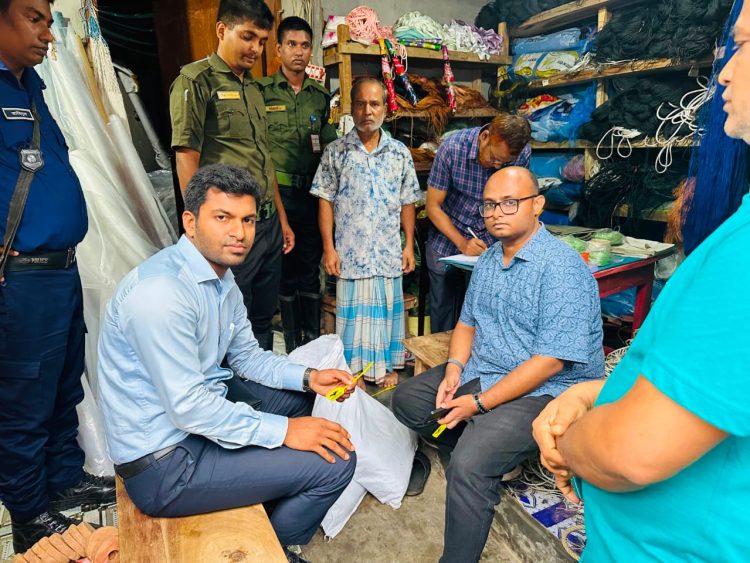 বাকেরগঞ্জে নিষিদ্ধ জালের বিরুদ্ধে অভিযান, দুই ব্যবসায়ীকে ১ লাখ টাকা জরিমানা