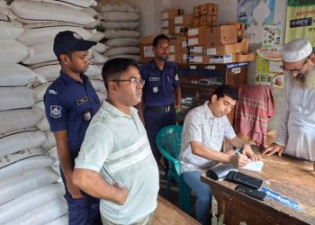 বাউফলে অতিরিক্ত দামে সার বিক্রি, সার ডিলারসহ ৩ প্রতিষ্ঠানকে জরিমানা