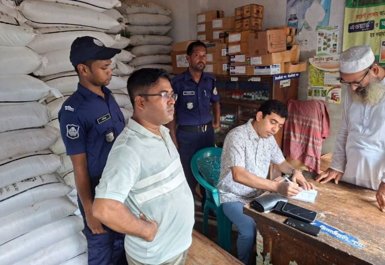 বাউফলে অতিরিক্ত দামে সার বিক্রি, সার ডিলারসহ ৩ প্রতিষ্ঠানকে জরিমানা
