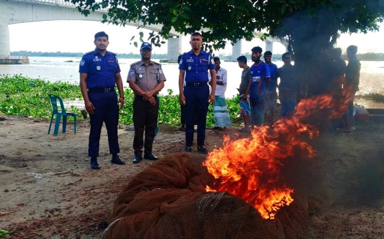 কঁচা নদীতে নৌ পুলিশের অভিযানে ৭ হাজার মিটার অবৈধ বেহুন্দি জাল উদ্ধার, আগুনে ধ্বংস
