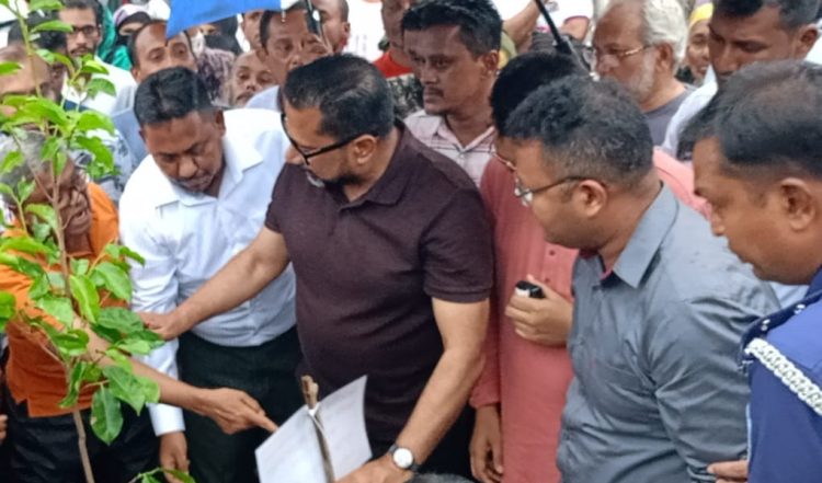 কাউখালীতে ২৫ কোটি বৃক্ষরোপণ কর্মসূচির অংশ হিসেবে চারা রোপণ করলেন গণপূর্ত প্রতিমন্ত্রী আহমেদ সোহেল মঞ্জুর