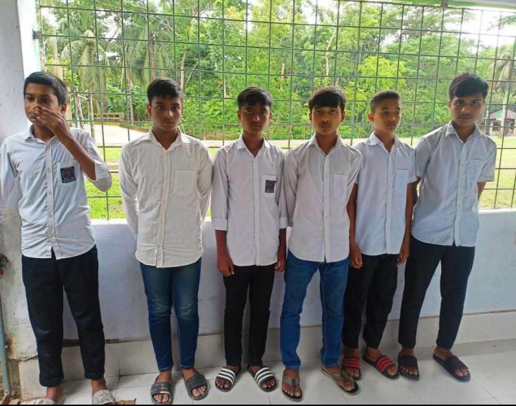 কাউখালীতে বিদ্যালয় চলাকালে বাজারে ৬ শিক্ষার্থী, বিদ্যালয়ে ফেরালেন সচেতন ব্যক্তি