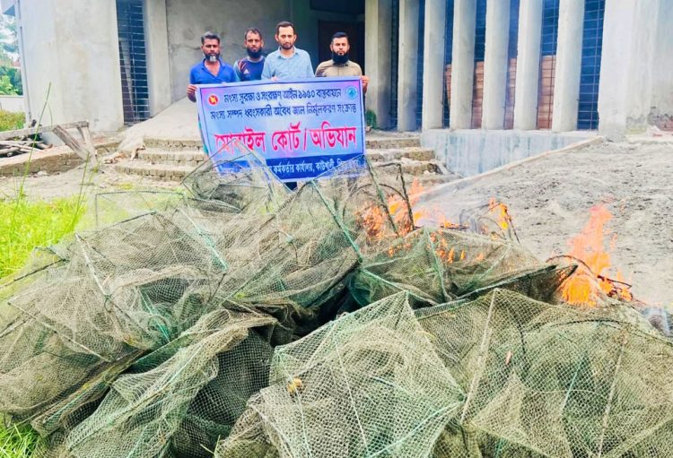 কাউখালীতে ৬ হাজার মিটার অবৈধ চায়না দুয়ারী জাল জব্দ, পুড়িয়ে ধ্বংস