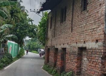 কাউখালীতে সড়কে ঝুঁকির কারণ পরিত্যক্ত ভবন, চরম দুর্ভোগে চালক ও পথচারী