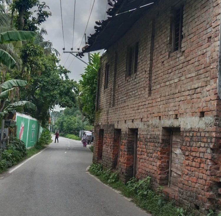 কাউখালীতে সড়কে ঝুঁকির কারণ পরিত্যক্ত ভবন, চরম দুর্ভোগে চালক ও পথচারী