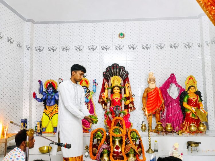 গলাচিপায় আনন্দঘন ও উৎসবমুখর পরিবেশে অনুষ্ঠিত হলো মা-মনসা পূজা