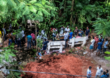 গভীর রাতে শেরে বাংলা হলে ছাত্রদলের নেতাকর্মীদের বিশৃঙ্খলা