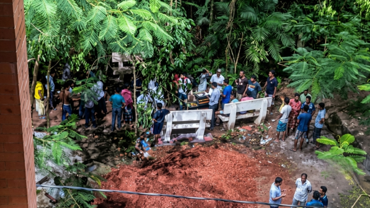 গভীর রাতে শেরে বাংলা হলে ছাত্রদলের নেতাকর্মীদের বিশৃঙ্খলা