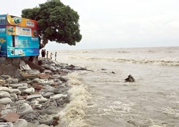 দ্রুত ছোট হয়ে আসছে কুয়াকাটা সৈকত, সাগরের উত্তাল ঢেউ গিলে খাচ্ছে স্থাপনা