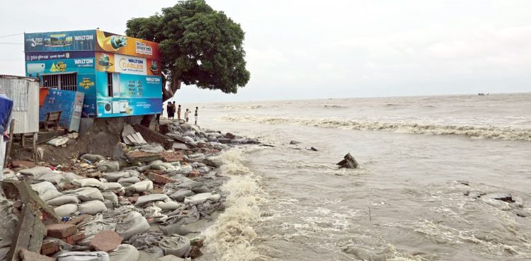 দ্রুত ছোট হয়ে আসছে কুয়াকাটা সৈকত, সাগরের উত্তাল ঢেউ গিলে খাচ্ছে স্থাপনা