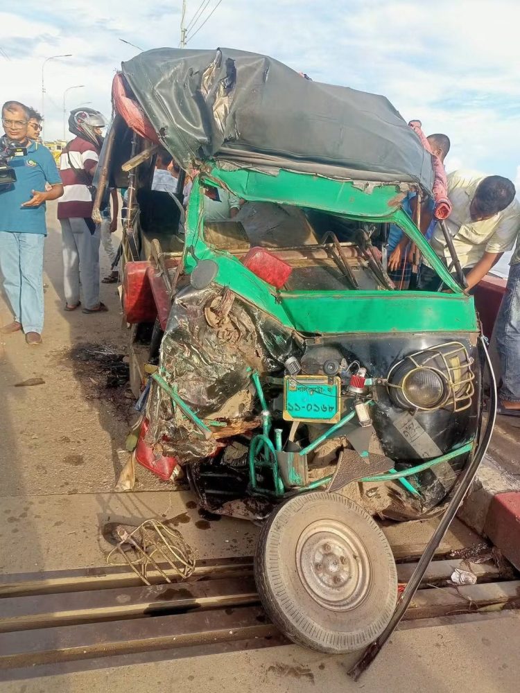 দুমকিতে বেপরোয়া সিএনজির ধাক্কায় ২ শিক্ষার্থী গুরুতর আহত, নিরাপদ সড়কের দাবি