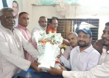 বিএনপির সভায় আওয়ামী লীগ নেতার ফুলেল শুভেচ্ছা