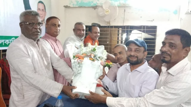 বিএনপির সভায় আওয়ামী লীগ নেতার ফুলেল শুভেচ্ছা