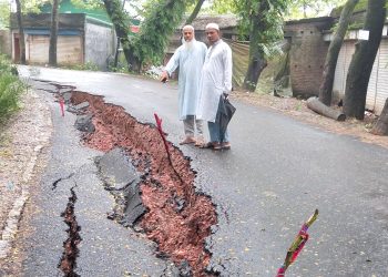 আমতলীতে ৫ কোটির সড়কে ধস, পুনর্নির্মাণ না হওয়া পর্যন্ত বিল বন্ধের ঘোষণা
