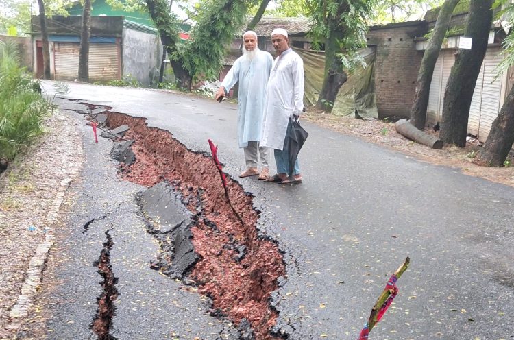 আমতলীতে ৫ কোটির সড়কে ধস, পুনর্নির্মাণ না হওয়া পর্যন্ত বিল বন্ধের ঘোষণা