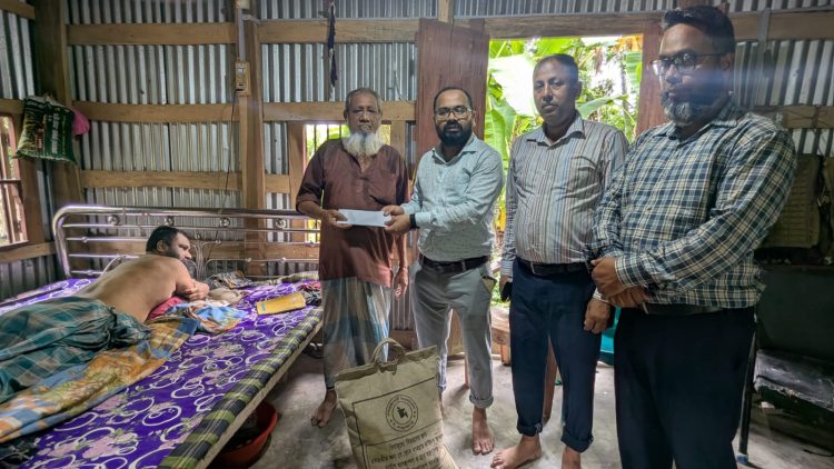 গাছ থেকে পড়ে দুই বছর ধরে বিছানায় পঙ্গু নজরুল, মানবিক সহায়তা নিয়ে পৌঁছালেন ইউএনও