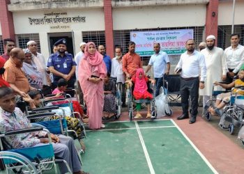 বিশেষ চাহিদাসম্পন্ন ৯ শিক্ষার্থীর হাতে হুইলচেয়ার তুলে দিল উপজেলা প্রশাসন