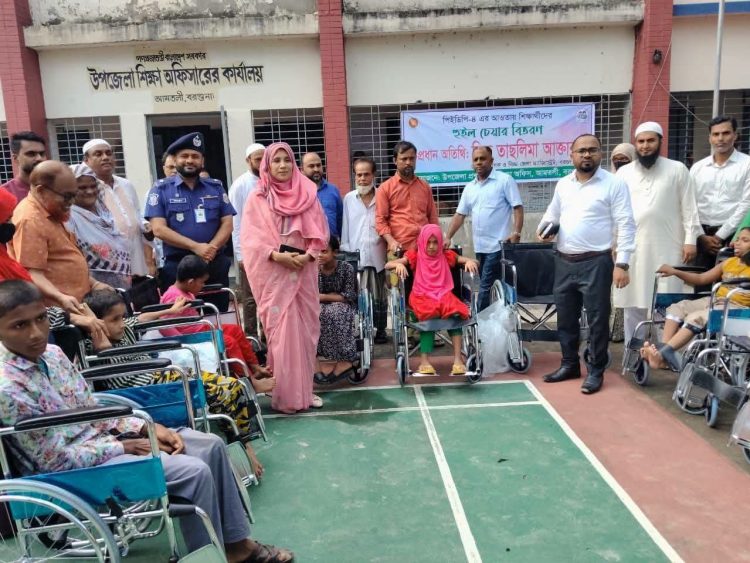 বিশেষ চাহিদাসম্পন্ন ৯ শিক্ষার্থীর হাতে হুইলচেয়ার তুলে দিল উপজেলা প্রশাসন