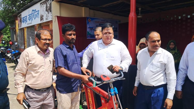 বাগেরহাটে মুক্তিপ্রাপ্ত ৫ বন্দিকে পুনর্বাসনে সেলাই মেশিন ও ভ্যানগাড়ি প্রদান
