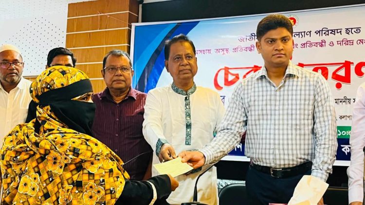কলাপাড়ায় অসহায় দুস্থ প্রতিবন্ধী ৫৭জন ব্যক্তিকে সরকারের আর্থিক সহায়তা প্রদান