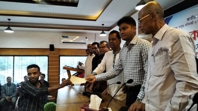 কলাপাড়ায় ৫৭ দুস্থ, প্রতিবন্ধী ও মেধাবী শিক্ষার্থীর মাঝে ৫ লাখ ৭০ হাজার টাকার অনুদান