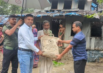 পলিথিন মাথায় রাত কাটানো অসহায় দম্পতির পাশে রাঙ্গাবালীর ইউএনও