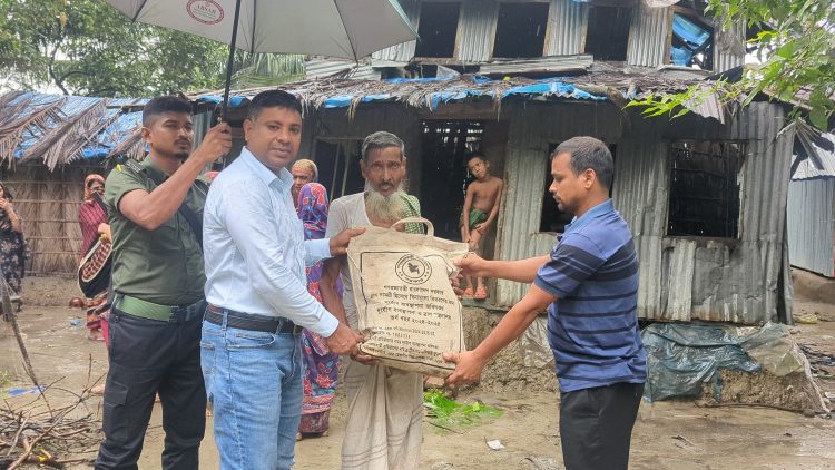 পলিথিন মাথায় রাত কাটানো অসহায় দম্পতির পাশে রাঙ্গাবালীর ইউএনও