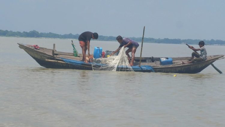 রাঙ্গাবালীতে ইলিশ মাছ ধরতে বিএনপি নেতার চাদা দাবিতে থানায় অভিযোগ
