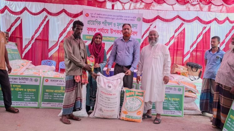 পটুয়াখালীতে কৃষকদের মধ্যে জলবায়ু-সহনশীল কৃষি উপকরণ বিতরণ