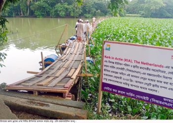 কৃষকের অর্থায়নে করা ভাসমান জীর্ণদশার সেতুটিই ভরসা