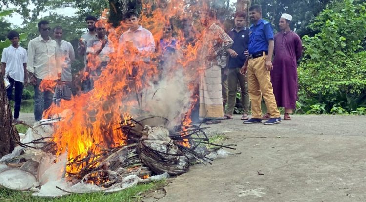 কলাপাড়ায় অবৈধ জাল বিক্রির দায়ে একজনে ৭ দিনের কারাদন্ড; পোড়ানো হলো ৫০ হাজার টাকার জাল