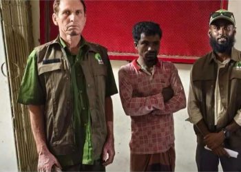 দশমিনার খালে কীটনাশক দিয়ে মাছ ধরার সময় জেলে আটক
