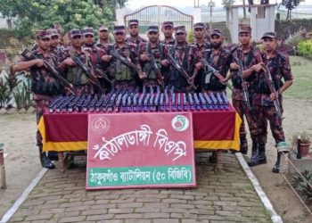 ঠাকুরগাঁও সীমান্তে মাদকবিরোধী অভিযানে ২৫৩ বোতল ফেনসিডিল ও ১৪৪ বোতল এস্কাফ সিরাপ উদ্ধার
