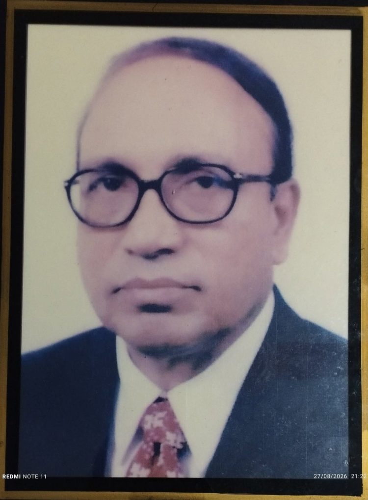 পটুয়াখালী বিজ্ঞান ও প্রযুক্তি বিশ্ববিদ্যালয়ের (পবিপ্রবি) প্রথম উপাচার্য অধ্যাপক ড. এ কে এম আবদুল হান্নান ভূঁইয়া দীর্ঘদিন বার্ধক্যজনিত রোগে আক্রান্ত হয়ে গতকাল ২৭ আগস্ট সন্ধ্যা সাড়ে ৬টায় ইন্তেকাল করেছেন (ইন্না লিল্লাহি ওয়া ইন্না ইলাইহি রাজিউন)। তাঁর মৃত্যুতে গভীর শোক ও সমবেদনা জানিয়েছেন পটুয়াখালী বিজ্ঞান ও প্রযুক্তি বিশ্ববিদ্যালয়ের উপাচার্য অধ্যাপক ড. এস. এম. হেমায়েত জাহান। এক শোকবার্তায় তিনি বলেন, “দেশবরেণ্য শিক্ষাবিদ অধ্যাপক ড. আবদুল হান্নান ভূঁইয়ার মৃত্যুতে গভীর শোক ও আন্তরিক সমবেদনা জ্ঞাপন করছি। তাঁর মৃত্যুতে বাংলাদেশের উচ্চশিক্ষা খাত, বিশেষ করে কৃষি, বিজ্ঞান ও প্রযুক্তি শিক্ষার ক্ষেত্রে এক অপূরণীয় ক্ষতি হয়েছে। অধ্যাপক ড. এ কে এম আবদুল হান্নান ভূঁইয়া পটুয়াখালী বিজ্ঞান ও প্রযুক্তি বিশ্ববিদ্যালয়ের প্রথম উপাচার্য ছিলেন। তিনি দক্ষিণবঙ্গের একটি নবীন বিশ্ববিদ্যালয়কে তাঁর দূরদর্শী নেতৃত্ব, অক্লান্ত পরিশ্রম ও প্রজ্ঞার মাধ্যমে আমেরিকান কোর্স কারিকুলামের আদলে একটি সেন্টার অব এক্সিলেন্স হিসেবে গড়ে তোলার চেষ্টা করেন। তাঁর হাত ধরেই পবিপ্রবি একটি আধুনিক ও প্রযুক্তিনির্ভর বিদ্যাপীঠ হিসেবে আত্মপ্রকাশের পথে এগিয়ে যায়। তাঁর মতো একজন নিবেদিতপ্রাণ শিক্ষাবিদের বিদায়ে আমরা ব্যথিত। পবিপ্রবি পরিবারের পক্ষ থেকে তিনি মরহুমের বিদেহী আত্মার মাগফিরাত কামনা করেন। একই সঙ্গে শোকসন্তপ্ত পরিবারের সদস্য, সহকর্মী ও গুণগ্রাহীদের প্রতি গভীর সমবেদনা জ্ঞাপন করেন।”