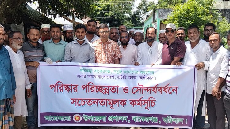 পরিচ্ছন্নতার বার্তা নিয়ে মাঠে বাকেরগঞ্জের ইউএনও, নিজ হাতেই পরিষ্কার করলেন হাট