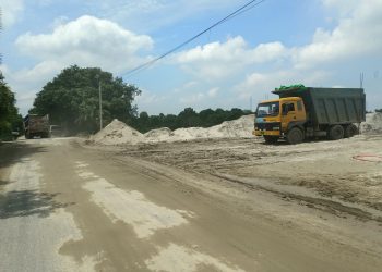মহাসড়ক ঘেঁষে রাইস মিল নির্মাণ, বালু-ইটে ঝুঁকিপূর্ণ তেঁতুলতলা সড়ক