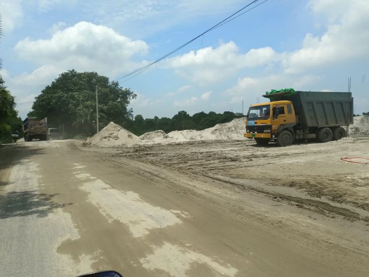 মহাসড়ক ঘেঁষে রাইস মিল নির্মাণ, বালু-ইটে ঝুঁকিপূর্ণ তেঁতুলতলা সড়ক