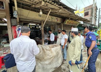 বাড়তি দামে সার বিক্রি, দশমিনায় দুই ডিলারকে ১৩ হাজার টাকা জরিমানা