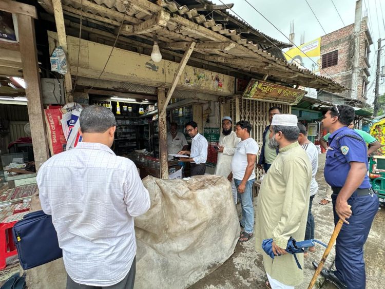 বাড়তি দামে সার বিক্রি, দশমিনায় দুই ডিলারকে ১৩ হাজার টাকা জরিমানা